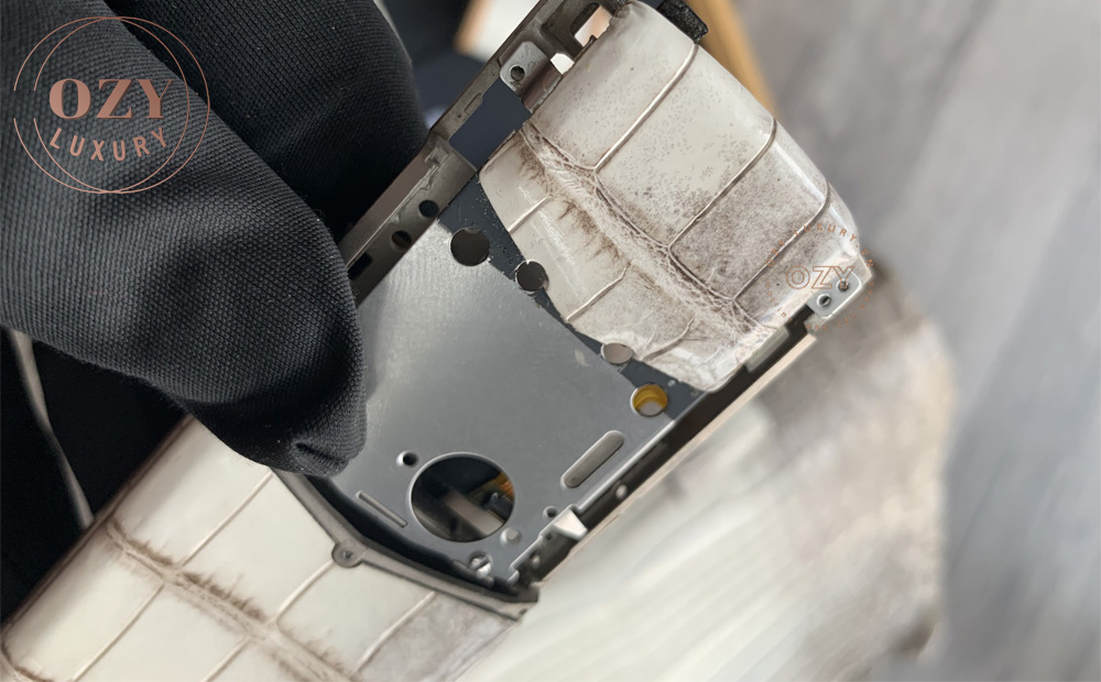 Kỹ thuật bọc da vertu một kỹ năng khắt khe đòi hỏi tay nghề cao