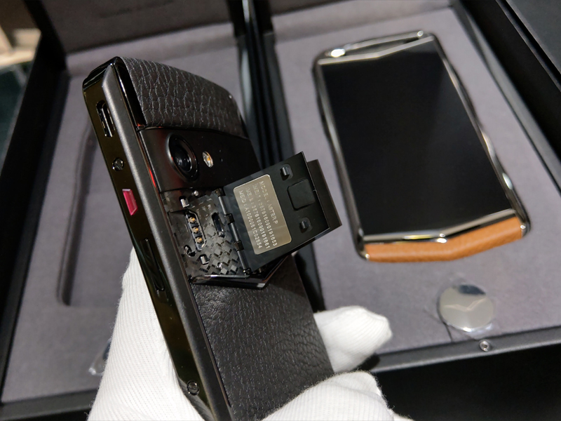 Vẻ đẹp những chiếc Vertu Smart phone Aster P