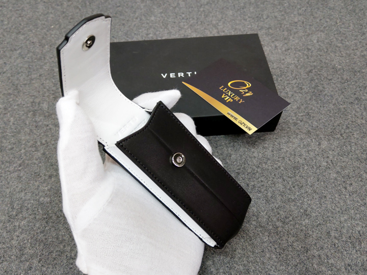 Bao vertu Black and white