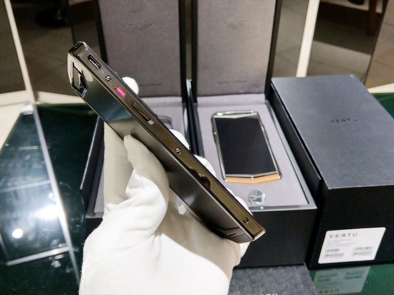 Vertu Aster P black