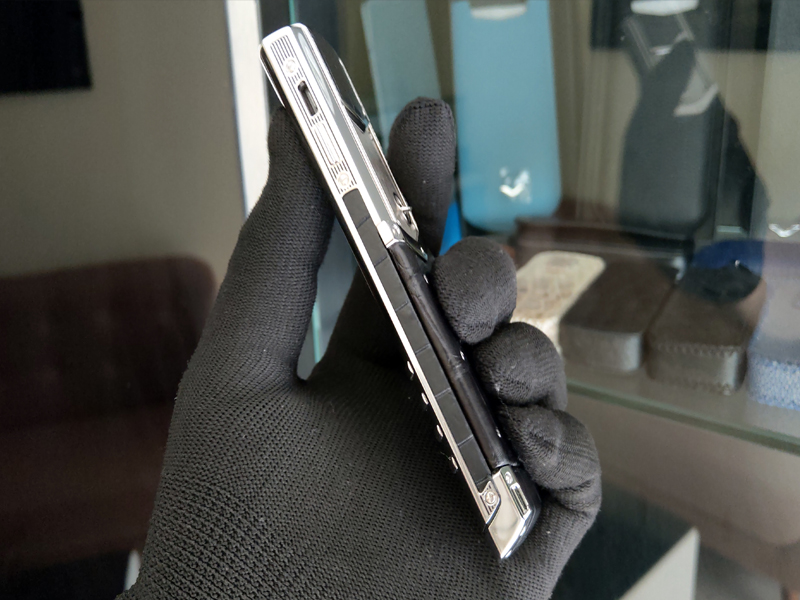 Vertu Alligator Skin diamonds