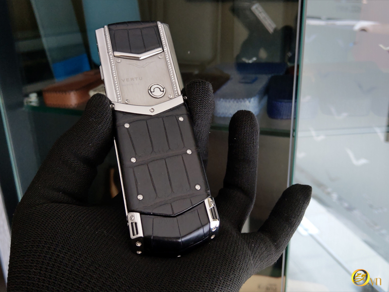 Vertu Alligator Skin diamonds