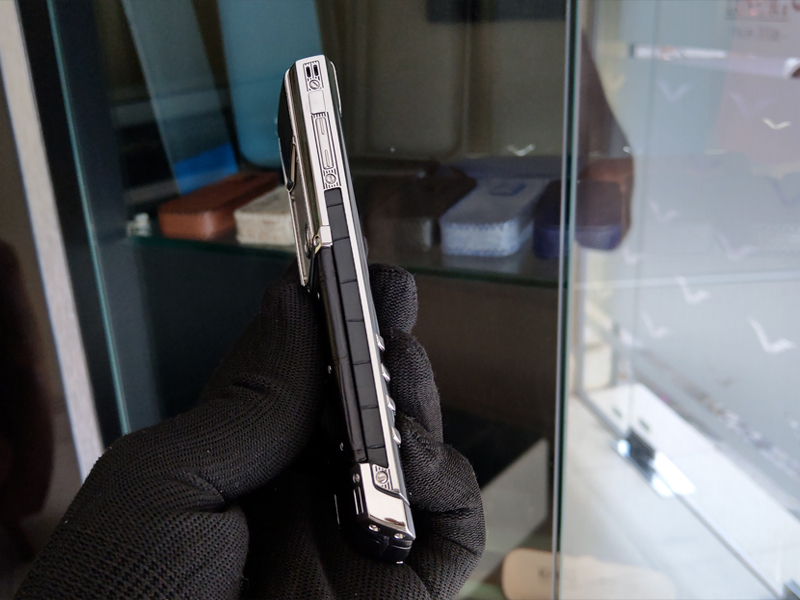 Vertu Alligator Skin diamonds
