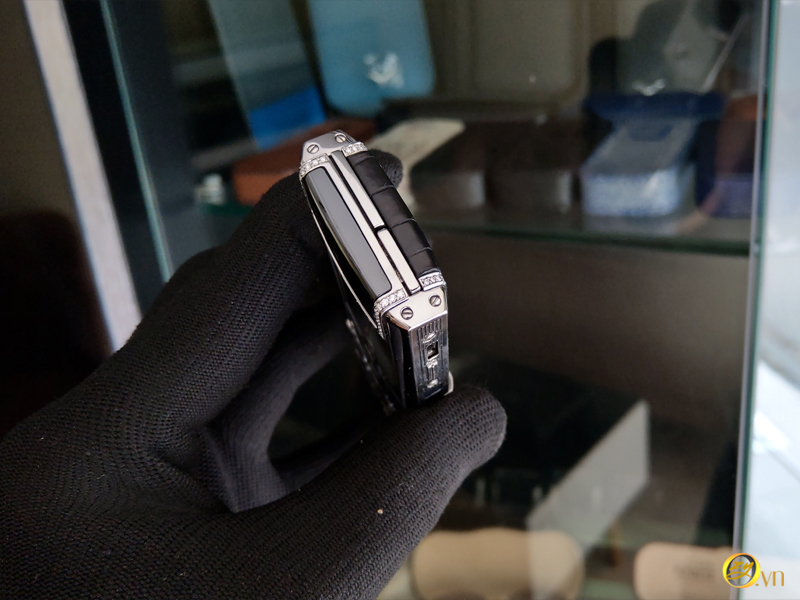 Vertu Alligator Skin diamonds