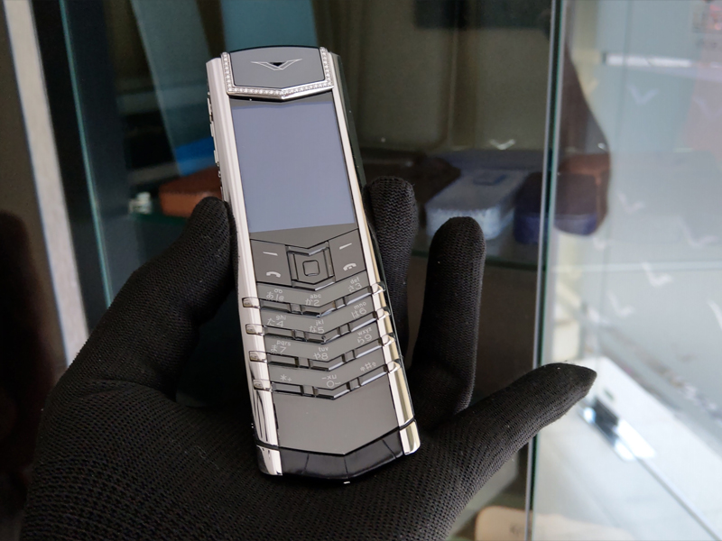 Vertu Alligator Skin diamonds