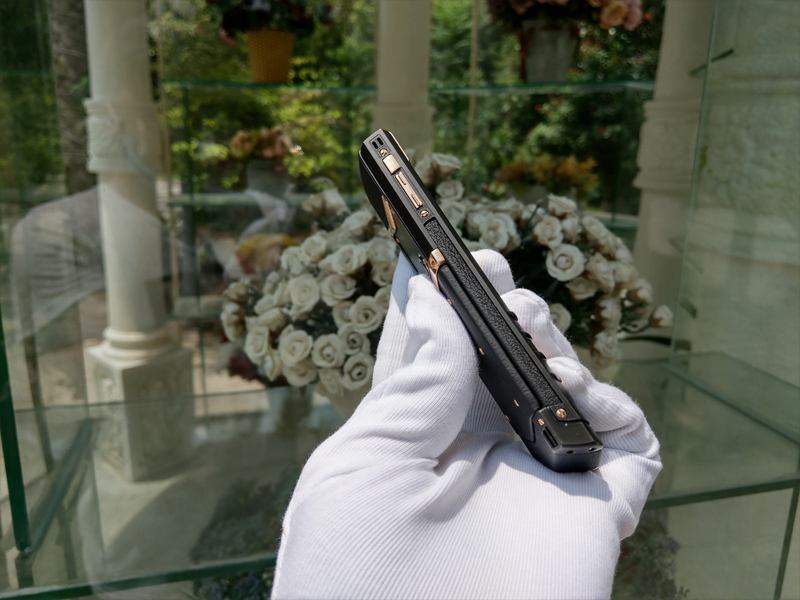Vertu Pure Black Mixd Gold