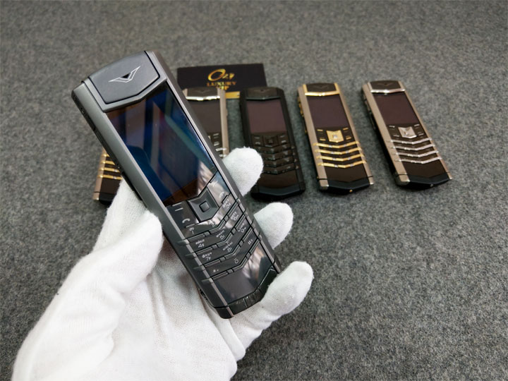 Vertu Zirconium hàng hiếm