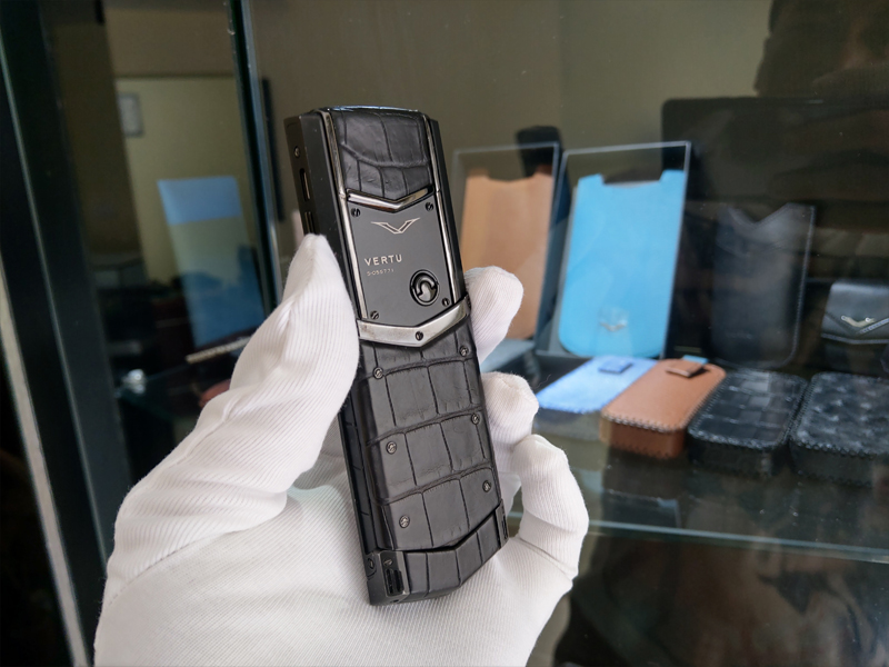 Vertu black pure da sấu