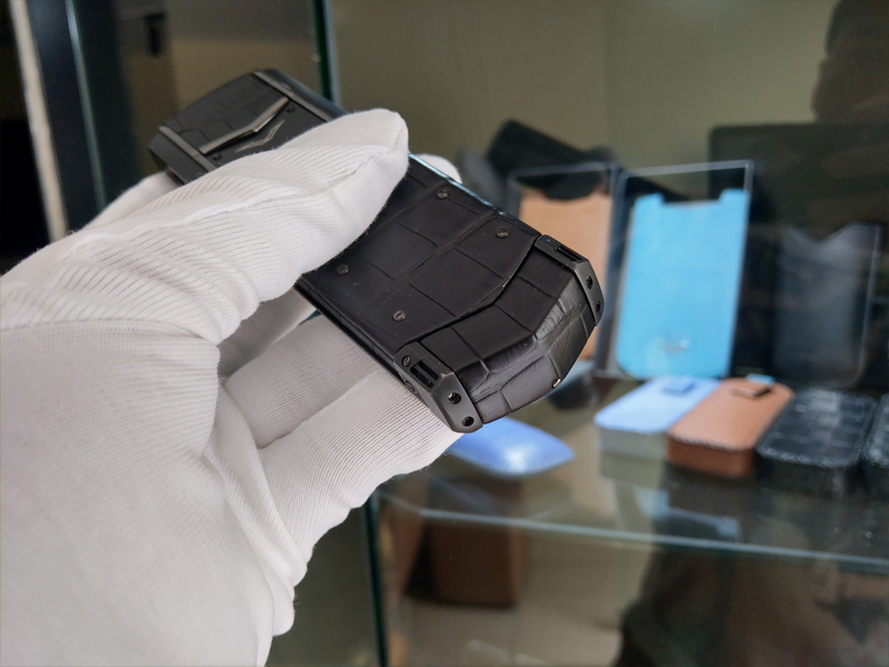 Vertu black pure da sấu